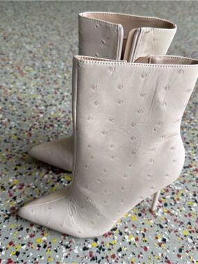Fashion Nova Women’s Cream Colored Nayeli Stiletto Ankle Boots Size 6